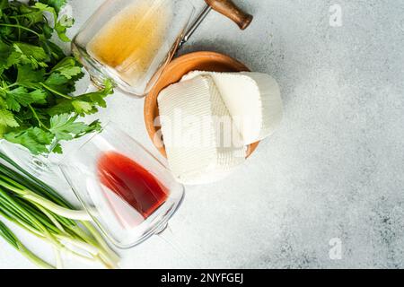 Traditionelles georgianisches Speisenkonzept mit Gewürzen, Saucen und Weinen auf Betontisch Stockfoto