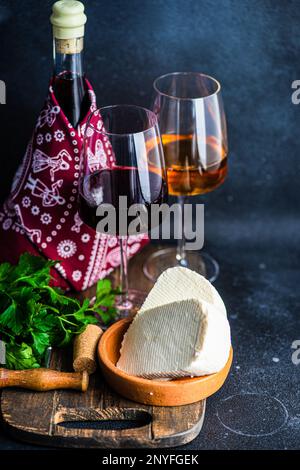 Georgianischer Weißwein in den Gläsern auf Betonhintergrund Stockfoto