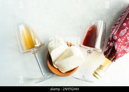 Georgianischer Weißwein in den Gläsern auf Betonhintergrund Stockfoto