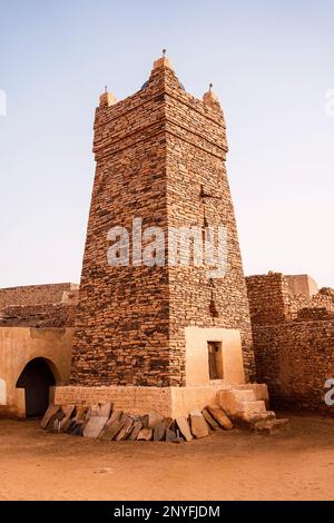 Alte Chinguetti-Moschee aus Stein vor wolkenlosem blauem Himmel in der antiken Stadt Mauretanien Stockfoto