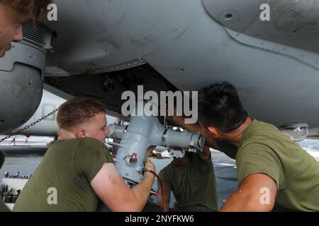 NATUNA SEA (8. JANUAR 2023) – USA Marines mit Marine Medium Tiltrotor Squadron (VMM) 362 (rein.), 13. Marine Expeditionary Unit, installieren ein neues Fahrwerk in einem MV-22B Osprey an Bord des Amphibienschiffs USS Makin Island (LHD 8), 8. Januar 2023. Die 13. MEU ist eine einsatzbereite Kraft und trainiert, um mit Hilfe der Marinekraftprojektion schnell auf Krisen in allen Bereichen zu reagieren. 7. Fleet sind die USA Die größte Flotte der Navy, die mit einer Anzahl von Flotten ausgestattet ist, arbeitet regelmäßig mit Alliierten und Partnern zusammen, um eine freie und offene Region Indopazifik zu erhalten. Stockfoto