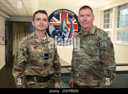 Major General Shawn Bratton, Commander des Weltraumtrainings und Bereitschaftskommandos, Right, und Air Vice-Marshal Paul Godfrey, Commander von Großbritannien Space Command, links, posieren Sie für ein Foto im Hauptquartier, Großbritannien Space Command, RAF High Wycombe, England, 25. Januar 2023. Beide Seiten erörterten Aktivitäten wie künftige Koalitionsübungen, verstärkten Personalaustausch und verbesserte Bildungs- und Ausbildungsmöglichkeiten, die einige der einfachsten Mittel zur Stärkung der Zusammenarbeit und zur Unterstützung gemeinsamer Ziele darstellen. Stockfoto