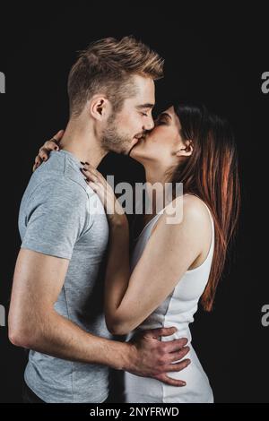 Süßes Paar umarmen einander Stockfoto