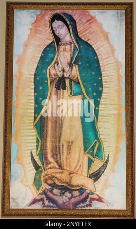 Gerahmtes Bild unserer Lieben Frau von Guadalupe in St. Ambrose Catholic Church in Woodbury, Minnesota, USA. Stockfoto