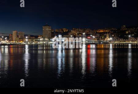GENUA, ITALIEN, 20. NOVEMBER 2022 - Blick auf den Hafen von Genua bei Nacht, Italien Stockfoto