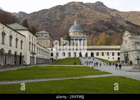 OROPA, ITALIEN, 30. OKTOBER 2022 - Blick auf Oropa Sanctuary, marian Sanctuary der Schwarzen Madonna, Biella Province, Piemont, Italien Stockfoto