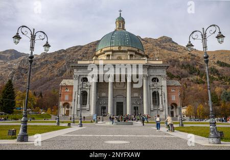 OROPA, ITALIEN, 30. OKTOBER 2022 - Blick auf Oropa Sanctuary, marian Sanctuary der Schwarzen Madonna, Biella Province, Piemont, Italien Stockfoto