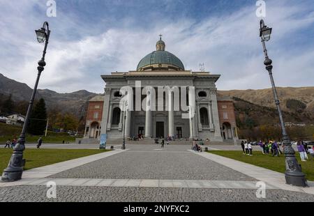 OROPA, ITALIEN, 30. OKTOBER 2022 - Blick auf Oropa Sanctuary, marian Sanctuary der Schwarzen Madonna, Biella Province, Piemont, Italien Stockfoto