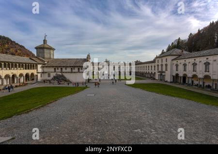 OROPA, ITALIEN, 30. OKTOBER 2022 - Blick auf Oropa Sanctuary, marian Sanctuary der Schwarzen Madonna, Biella Province, Piemont, Italien Stockfoto