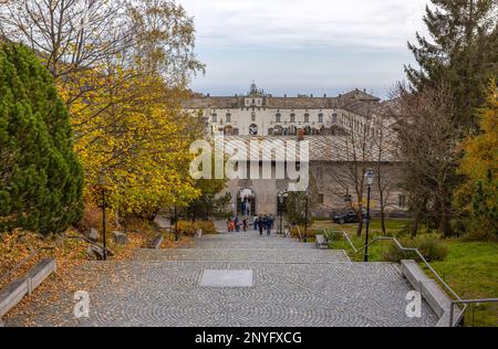 OROPA, ITALIEN, 30. OKTOBER 2022 - Blick auf Oropa Sanctuary, marian Sanctuary der Schwarzen Madonna, Biella Province, Piemont, Italien Stockfoto