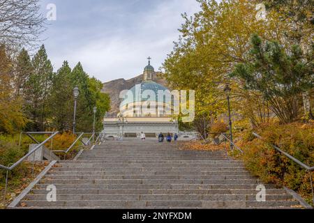 OROPA, ITALIEN, 30. OKTOBER 2022 - Blick auf Oropa Sanctuary, marian Sanctuary der Schwarzen Madonna, Biella Province, Piemont, Italien Stockfoto