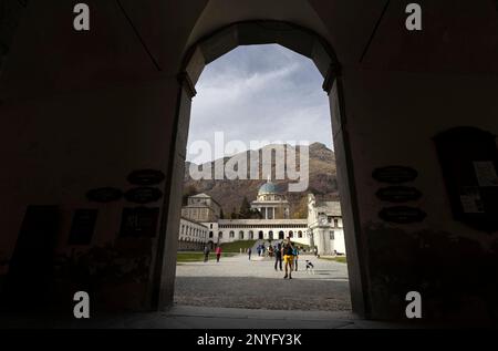 OROPA, ITALIEN, 30. OKTOBER 2022 - Blick auf Oropa Sanctuary, marian Sanctuary der Schwarzen Madonna, Biella Province, Piemont, Italien Stockfoto