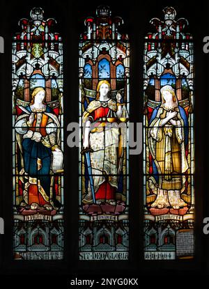 Buntglasfenster, das Mercy, Justice, Demility in der Kirche Saint Cyriac, Lacock, Wiltshire, England, zeigt, von Benjamin Gay, Bristol 1904 Stockfoto