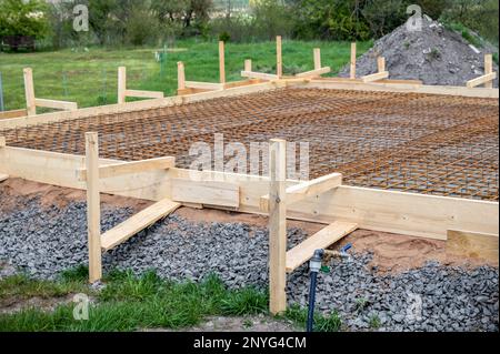 Der Bau einer Bodenplatte mit Holzschalung als Grundlage für ein Wohnhaus Stockfoto