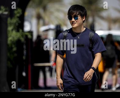 BAHRAIN - Yuki Tsunoda (AlphaTauri) bei der Ankunft am Bahrain International Circuit in der Wüstenregion Sakhir vor dem Bahrain Grand Prix. ANP SEM VAN DER WAL Stockfoto