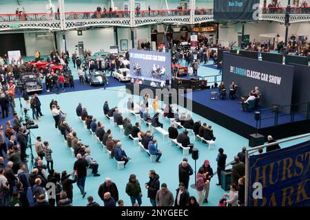 Alex Brundle und Alexandra Legouix veranstalten auf der Hauptbühne der London Classic Car Show 2023 eine Kämpferdiskussion über Drehmoment Stockfoto