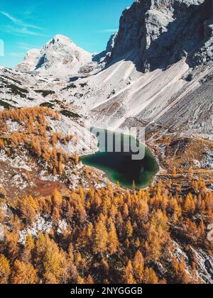 Vertikales Foto des fantastischen Bergsees im Triglav-Nationalpark mit Schotterhängen unter Berggipfeln rund um den See Stockfoto