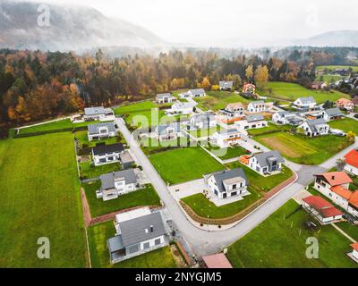 Luftaufnahme der Vorstadtgemeinde am Wald, neu gebaute Familienhäuser in der Gegend Stockfoto