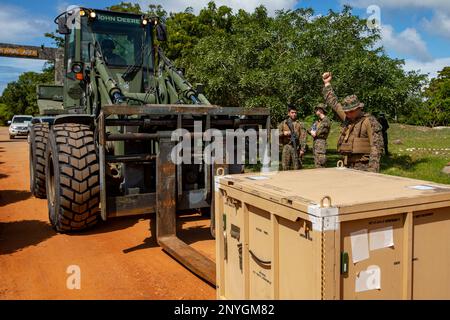 MULLIKULAM, Sri Lanka (23. Januar 2023) – USA Marine Corps CPL. Austin Merrill, ein Betreiber von Schwermaschinen mit dem Combat Logistics Battalion 13, 13. Marine Expeditionary Unit, leitet während einer Übung für humanitäre Hilfe und Katastrophenhilfe am 23. Januar in Mullikulam eine 624K-Traktor-Mehrzwecklenkung mit gummiertem Rad. CARAT/MAREX Sri Lanka ist eine bilaterale Übung zwischen Sri Lanka und den Vereinigten Staaten, die darauf abzielt, die regionale Sicherheitszusammenarbeit zu fördern, humanitäre Hilfe und Katastrophenhilfe zu leisten und das Verständnis der Meere, Partnerschaften und Interoperabilität zu stärken. Stockfoto