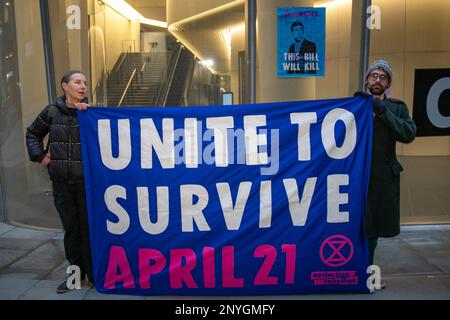 London, England, Großbritannien 02/03/2023 Extinction Rebellion richtet sich gegen den Hauptsitz der britischen Finanzabteilung am Angel Court, um gegen Korruption im Bankensystem zu protestieren und zu demonstrieren, wie Profit über Menschen und Planeten gestellt wird. Sechs Demonstranten warfen rosafarbene Farbe (eine Mischung aus Teichfarbe, Wasser und Guarkernmehl) an die Fenster und bedeckten sie mit Plakaten von Rishi Sunak, auf denen steht, dass dieser Bill töten wird. Später wurden alle sechs verhaftet. Die Maßnahme fällt mit der Verabschiedung des Gesetzes über Finanzdienstleistungen und Märkte (Financial Services and Markets, FSM) durch die Ausschußphase im Parlament zusammen, und in seiner derzeitigen Form sind keine Umweltschutzmaßnahmen vorgesehen. Stockfoto