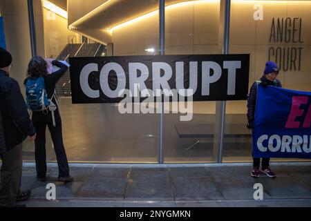 London, England, Großbritannien 02/03/2023 Extinction Rebellion richtet sich gegen den Hauptsitz der britischen Finanzabteilung am Angel Court, um gegen Korruption im Bankensystem zu protestieren und zu demonstrieren, wie Profit über Menschen und Planeten gestellt wird. Sechs Demonstranten warfen rosafarbene Farbe (eine Mischung aus Teichfarbe, Wasser und Guarkernmehl) an die Fenster und bedeckten sie mit Plakaten von Rishi Sunak, auf denen steht, dass dieser Bill töten wird. Später wurden alle sechs verhaftet. Die Maßnahme fällt mit der Verabschiedung des Gesetzes über Finanzdienstleistungen und Märkte (Financial Services and Markets, FSM) durch die Ausschußphase im Parlament zusammen, und in seiner derzeitigen Form sind keine Umweltschutzmaßnahmen vorgesehen. Stockfoto