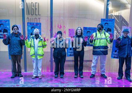 London, England, Großbritannien 02/03/2023 Extinction Rebellion richtet sich gegen den Hauptsitz der britischen Finanzabteilung am Angel Court, um gegen Korruption im Bankensystem zu protestieren und zu demonstrieren, wie Profit über Menschen und Planeten gestellt wird. Sechs Demonstranten warfen rosafarbene Farbe (eine Mischung aus Teichfarbe, Wasser und Guarkernmehl) an die Fenster und bedeckten sie mit Plakaten von Rishi Sunak, auf denen steht, dass dieser Bill töten wird. Später wurden alle sechs verhaftet. Die Maßnahme fällt mit der Verabschiedung des Gesetzes über Finanzdienstleistungen und Märkte (Financial Services and Markets, FSM) durch die Ausschußphase im Parlament zusammen, und in seiner derzeitigen Form sind keine Umweltschutzmaßnahmen vorgesehen. Stockfoto