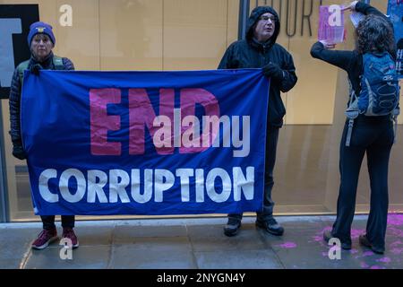 London, England, Großbritannien 02/03/2023 Extinction Rebellion richtet sich gegen den Hauptsitz der britischen Finanzabteilung am Angel Court, um gegen Korruption im Bankensystem zu protestieren und zu demonstrieren, wie Profit über Menschen und Planeten gestellt wird. Sechs Demonstranten warfen rosafarbene Farbe (eine Mischung aus Teichfarbe, Wasser und Guarkernmehl) an die Fenster und bedeckten sie mit Plakaten von Rishi Sunak, auf denen steht, dass dieser Bill töten wird. Später wurden alle sechs verhaftet. Die Maßnahme fällt mit der Verabschiedung des Gesetzes über Finanzdienstleistungen und Märkte (Financial Services and Markets, FSM) durch die Ausschußphase im Parlament zusammen, und in seiner derzeitigen Form sind keine Umweltschutzmaßnahmen vorgesehen. Stockfoto