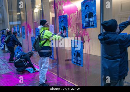 London, England, Großbritannien 02/03/2023 Extinction Rebellion richtet sich gegen den Hauptsitz der britischen Finanzabteilung am Angel Court, um gegen Korruption im Bankensystem zu protestieren und zu demonstrieren, wie Profit über Menschen und Planeten gestellt wird. Sechs Demonstranten warfen rosafarbene Farbe (eine Mischung aus Teichfarbe, Wasser und Guarkernmehl) an die Fenster und bedeckten sie mit Plakaten von Rishi Sunak, auf denen steht, dass dieser Bill töten wird. Später wurden alle sechs verhaftet. Die Maßnahme fällt mit der Verabschiedung des Gesetzes über Finanzdienstleistungen und Märkte (Financial Services and Markets, FSM) durch die Ausschußphase im Parlament zusammen, und in seiner derzeitigen Form sind keine Umweltschutzmaßnahmen vorgesehen. Stockfoto