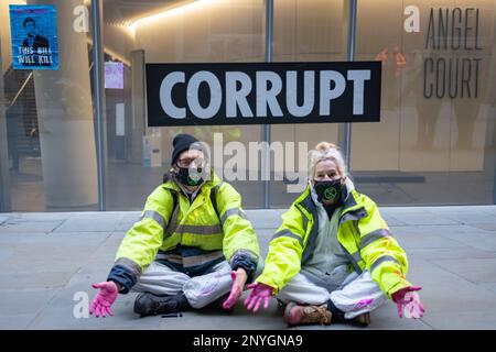 London, England, Großbritannien 02/03/2023 Extinction Rebellion richtet sich gegen den Hauptsitz der britischen Finanzabteilung am Angel Court, um gegen Korruption im Bankensystem zu protestieren und zu demonstrieren, wie Profit über Menschen und Planeten gestellt wird. Sechs Demonstranten warfen rosafarbene Farbe (eine Mischung aus Teichfarbe, Wasser und Guarkernmehl) an die Fenster und bedeckten sie mit Plakaten von Rishi Sunak, auf denen steht, dass dieser Bill töten wird. Später wurden alle sechs verhaftet. Die Maßnahme fällt mit der Verabschiedung des Gesetzes über Finanzdienstleistungen und Märkte (Financial Services and Markets, FSM) durch die Ausschußphase im Parlament zusammen, und in seiner derzeitigen Form sind keine Umweltschutzmaßnahmen vorgesehen. Stockfoto