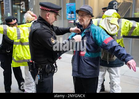 London, England, Großbritannien 02/03/2023 Extinction Rebellion richtet sich gegen den Hauptsitz der britischen Finanzabteilung am Angel Court, um gegen Korruption im Bankensystem zu protestieren und zu demonstrieren, wie Profit über Menschen und Planeten gestellt wird. Sechs Demonstranten warfen rosafarbene Farbe (eine Mischung aus Teichfarbe, Wasser und Guarkernmehl) an die Fenster und bedeckten sie mit Plakaten von Rishi Sunak, auf denen steht, dass dieser Bill töten wird. Später wurden alle sechs verhaftet. Die Maßnahme fällt mit der Verabschiedung des Gesetzes über Finanzdienstleistungen und Märkte (Financial Services and Markets, FSM) durch die Ausschußphase im Parlament zusammen, und in seiner derzeitigen Form sind keine Umweltschutzmaßnahmen vorgesehen. Stockfoto