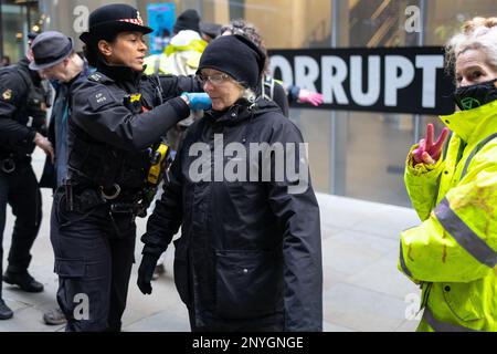 London, England, Großbritannien 02/03/2023 Extinction Rebellion richtet sich gegen den Hauptsitz der britischen Finanzabteilung am Angel Court, um gegen Korruption im Bankensystem zu protestieren und zu demonstrieren, wie Profit über Menschen und Planeten gestellt wird. Sechs Demonstranten warfen rosafarbene Farbe (eine Mischung aus Teichfarbe, Wasser und Guarkernmehl) an die Fenster und bedeckten sie mit Plakaten von Rishi Sunak, auf denen steht, dass dieser Bill töten wird. Später wurden alle sechs verhaftet. Die Maßnahme fällt mit der Verabschiedung des Gesetzes über Finanzdienstleistungen und Märkte (Financial Services and Markets, FSM) durch die Ausschußphase im Parlament zusammen, und in seiner derzeitigen Form sind keine Umweltschutzmaßnahmen vorgesehen. Stockfoto