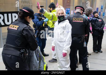 London, England, Großbritannien 02/03/2023 Extinction Rebellion richtet sich gegen den Hauptsitz der britischen Finanzabteilung am Angel Court, um gegen Korruption im Bankensystem zu protestieren und zu demonstrieren, wie Profit über Menschen und Planeten gestellt wird. Sechs Demonstranten warfen rosafarbene Farbe (eine Mischung aus Teichfarbe, Wasser und Guarkernmehl) an die Fenster und bedeckten sie mit Plakaten von Rishi Sunak, auf denen steht, dass dieser Bill töten wird. Später wurden alle sechs verhaftet. Die Maßnahme fällt mit der Verabschiedung des Gesetzes über Finanzdienstleistungen und Märkte (Financial Services and Markets, FSM) durch die Ausschußphase im Parlament zusammen, und in seiner derzeitigen Form sind keine Umweltschutzmaßnahmen vorgesehen. Stockfoto