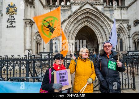 London, Großbritannien. 2. März 2023. STOPPT DEN PROTEST vor den königlichen Gerichten. Waverley Borough Council und „Protect Dunsfold“, die vom Good Law Project unterstützt werden, ersuchen den Gerichtshof, eine gerichtliche Überprüfung der Entscheidung der Regierung vom Juni 2022 zu ermöglichen, dem Vereinigten Königreich die Genehmigung zur Erdgasförderung in Dunsfold zu erteilen. Das war, nachdem der Bezirksrat von Surrey das Projekt zweimal abgelehnt hatte. Kredit: Guy Bell/Alamy Live News Stockfoto