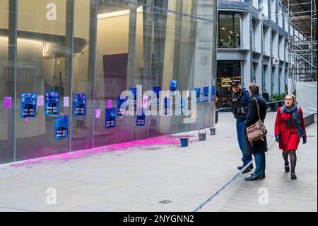 London, Großbritannien. 2. März 2023. Die Extinction Rebellion zielte auf das Hauptquartier des britischen Finace in der Stadt London ab, wegen ihrer Lobbyarbeit für die Fossil Fuel Industries. Sie warfen Farbe auf die Fenster und klebten einen "korrupten" Aufkleber und Aussagen der Teilnehmer an die Fenster. 6 Menschen wurden schnell verhaftet, so dass nur noch Farbe und Aufkleber übrig blieben. Kredit: Guy Bell/Alamy Live News Stockfoto