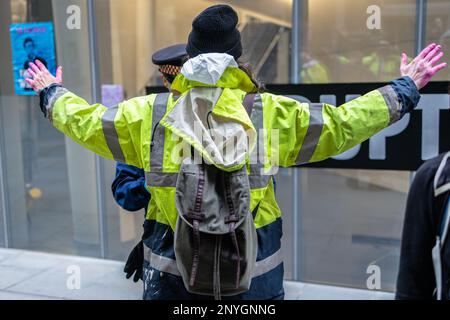 London, England, Großbritannien 02/03/2023 Extinction Rebellion richtet sich gegen den Hauptsitz der britischen Finanzabteilung am Angel Court, um gegen Korruption im Bankensystem zu protestieren und zu demonstrieren, wie Profit über Menschen und Planeten gestellt wird. Sechs Demonstranten warfen rosafarbene Farbe (eine Mischung aus Teichfarbe, Wasser und Guarkernmehl) an die Fenster und bedeckten sie mit Plakaten von Rishi Sunak, auf denen steht, dass dieser Bill töten wird. Später wurden alle sechs verhaftet. Die Maßnahme fällt mit der Verabschiedung des Gesetzes über Finanzdienstleistungen und Märkte (Financial Services and Markets, FSM) durch die Ausschußphase im Parlament zusammen, und in seiner derzeitigen Form sind keine Umweltschutzmaßnahmen vorgesehen. Stockfoto