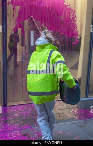 London, England, Großbritannien 02/03/2023 Extinction Rebellion richtet sich gegen den Hauptsitz der britischen Finanzabteilung am Angel Court, um gegen Korruption im Bankensystem zu protestieren und zu demonstrieren, wie Profit über Menschen und Planeten gestellt wird. Sechs Demonstranten warfen rosafarbene Farbe (eine Mischung aus Teichfarbe, Wasser und Guarkernmehl) an die Fenster und bedeckten sie mit Plakaten von Rishi Sunak, auf denen steht, dass dieser Bill töten wird. Später wurden alle sechs verhaftet. Die Maßnahme fällt mit der Verabschiedung des Gesetzes über Finanzdienstleistungen und Märkte (Financial Services and Markets, FSM) durch die Ausschußphase im Parlament zusammen, und in seiner derzeitigen Form sind keine Umweltschutzmaßnahmen vorgesehen. Stockfoto