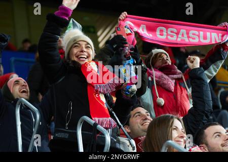 Pamplona, Spanien. 1. März 2023. Sport. Fußball. Zuschauer auf den Tribünen des Stadions El Sadar während des ersten Fußballspiels der Copa del Rey zwischen CA Osasuna und Athletic Club in Pamplona (Spanien) am 1. März 2023. Kredit: Iñigo Alzugaray/CordonPress Stockfoto