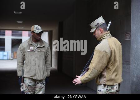 USA Air Force Tech. Sgt. Demetrius Scott, Left, Ehrenwache, Programmmanager, mit der 9. Einheit der Streitkräfte am Luftwaffenstützpunkt Beale, Kalifornien, und Staff Sgt. Adolfo Salinas, Right, ein mobiler Ausbilder des Trainingsteams der USA Air Force Honor Guard, beim Farbentraining in Joint Base Lewis-McChord, Washington, 19. Januar 2023 Gewehrmanöver anweisen. Salinas war einer von drei Ausbildern, die von der Joint Base Anacostia-Bolling, Washington D.C. kamen, um Scott und andere Ehrengarde auszubilden, alle Honor Guardsmen der Basis zu standardisieren. Stockfoto