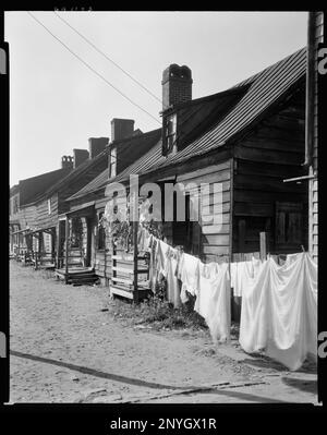 Fahn Street, West Side, Savannah, Chatham County, Georgia. Carnegie Survey of the Architecture of the South (Carnegie-Umfrage zur Architektur des Südens). Usa, Georgia, Chatham County, Savannah, Clotheslines, Veranden, Häuser, Holzgebäude. Stockfoto