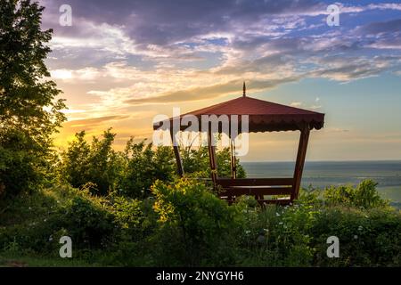 Im Freien hölzerne Pavillon über Sommer Sonnenuntergang Landschaft Hintergrund, grünes Tal, Nordbulgarien Stockfoto