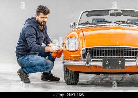 Manuelle Reinigung und Restaurierung von Altfahrzeugen Stockfoto