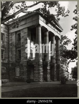 State Capitol, Raleigh, Wake County, North Carolina. Carnegie Survey of the Architecture of the South (Carnegie-Umfrage zur Architektur des Südens). United States North Carolina Wake County Raleigh, Capitols, Säulen, Porticoes, Porches. Stockfoto