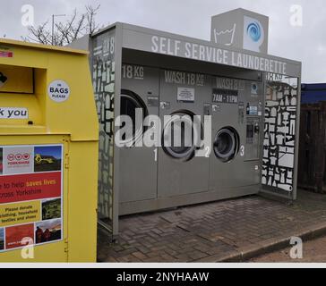 Waschsalon im Freien (Wäscherei) auf dem Vorplatz einer Tankstelle in Hull (England) Stockfoto