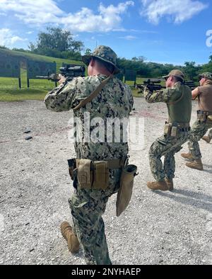 SANTA RITA, Guam (24. Januar 2023) Matrosen und Marines von der Maritime Expeditionary Security Group (MESG) 1 des von Guam eingeleiteten Sicherheitsteams (EST) führen eine Feuerwehrübung durch, die von der MESG-1-Einheit zur Bewertung der Ausbildung (TEU) veranstaltet wird. TEU bietet vierteljährlich eine taktische Schulung der Maritime Expeditionary Security Forces Close Quarter für die von der MESG-1 entsandten Sicherheitsteams Guams an. (Foto der US Navy von Gunner’s Mate 1. Class Christopher Olson) Stockfoto