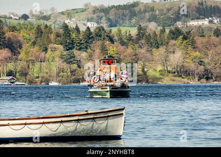 Touristen an Bord der Ullstwater Steamers Motoryacht die Lady of the Lake Dampfer nähert sich dem Howtown Pier in Ullswater, dem Lake District, Cumbria Stockfoto