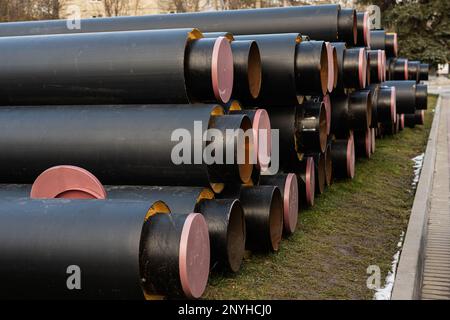 Trinkwasserrohre aus Metall mit Kunststoffabdeckungen. Stockfoto