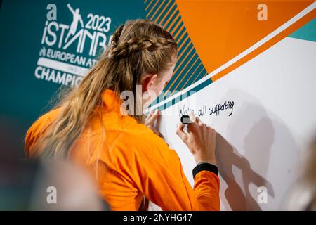 ISTANBUL, TÜRKEI - MÄRZ 2: Femke Bol aus den Niederlanden während eines Trainings im Vorfeld der europäischen Leichtathletik-Hallenmeisterschaft in der Atakoy Athletics Arena am 2. März 2023 in Istanbul, Türkei (Foto: Nikola Krstic/BSR Agency) Stockfoto