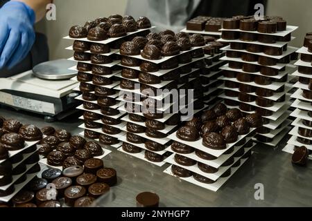 Schokoladenzuckerherstellung. Schokolade in Geschenkbox, verschiedene luxuriöse Pralinen Stockfoto