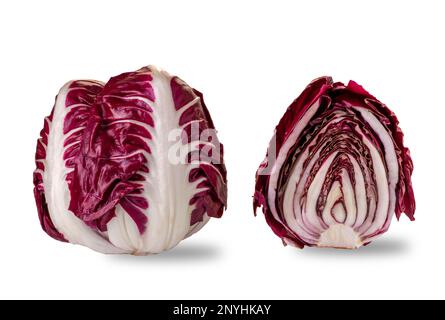 Radicchio di Verona, typische Rotblättrige Rettich-Zichorie, ganz in der Nähe des Schnittes, isoliert auf weiß, Schnittweg inbegriffen Stockfoto