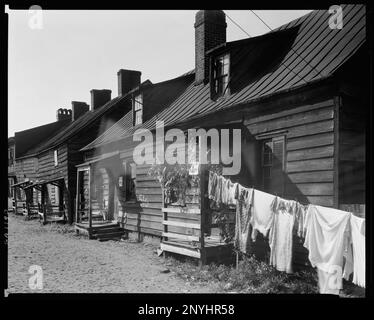 Fahn Street, West Side, Savannah, Chatham County, Georgia. Carnegie Survey of the Architecture of the South (Carnegie-Umfrage zur Architektur des Südens). Usa, Georgia, Chatham County, Savannah, Clotheslines, Veranden, Häuser, Holzgebäude. Stockfoto